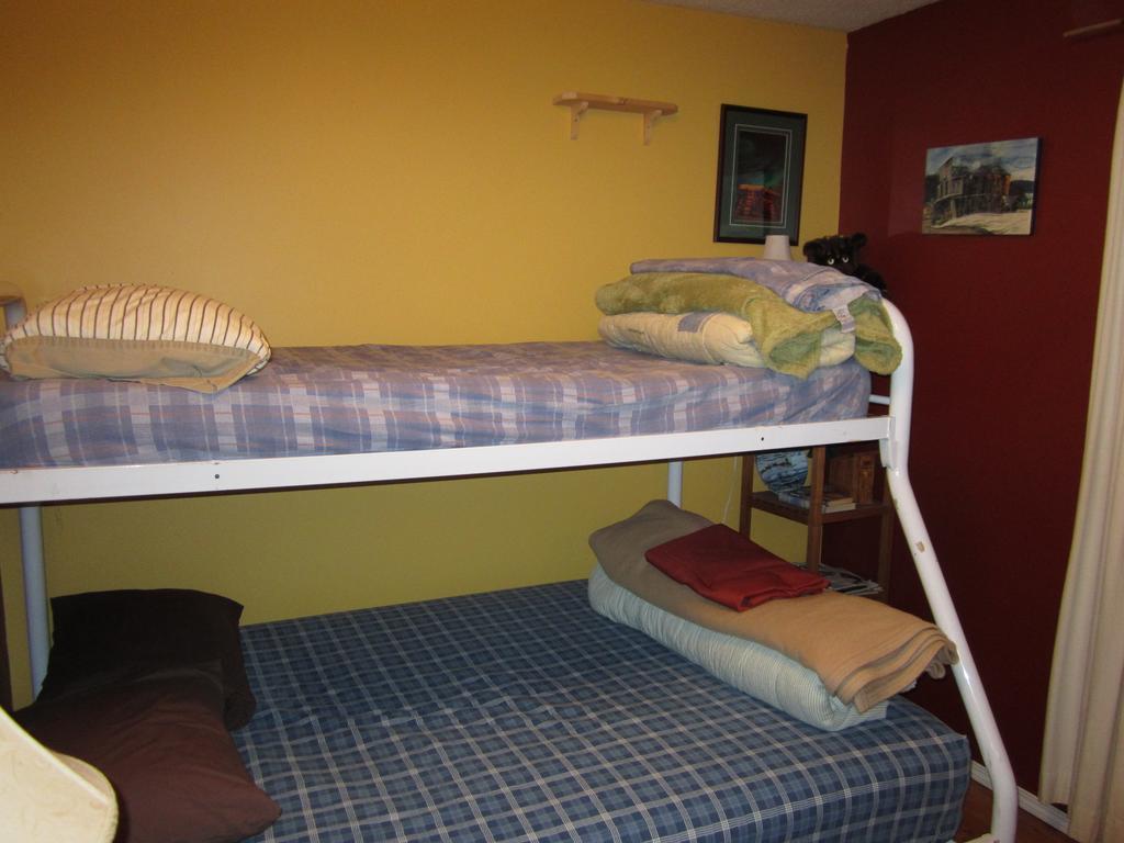 Beez Kneez Bakpakers Hostel Whitehorse Szoba fotó